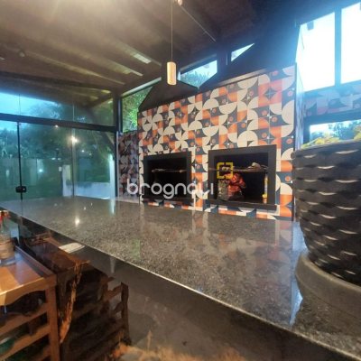 Casa de Condomínio com 265m², 4 quartos (sendo 4 suítes), 3 garagens, no bairro Morro das Pedras em Florianópolis