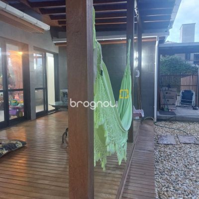Casa de Condomínio com 265m², 4 quartos (sendo 4 suítes), 3 garagens, no bairro Morro das Pedras em Florianópolis