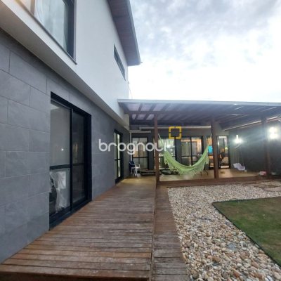 Casa de Condomínio com 265m², 4 quartos (sendo 4 suítes), 3 garagens, no bairro Morro das Pedras em Florianópolis