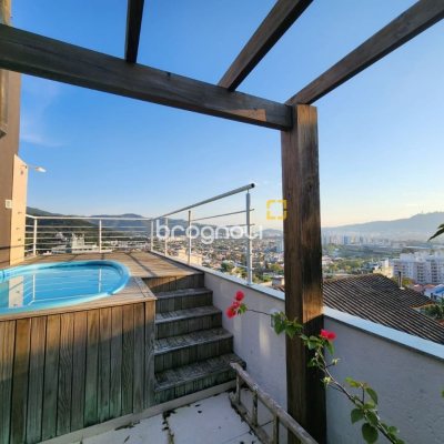 Casa com 264m², 4 quartos (sendo 1 suíte), 4 garagens, no bairro Itacorubi em Florianópolis