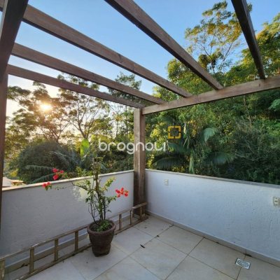 Casa com 264m², 4 quartos (sendo 1 suíte), 4 garagens, no bairro Itacorubi em Florianópolis