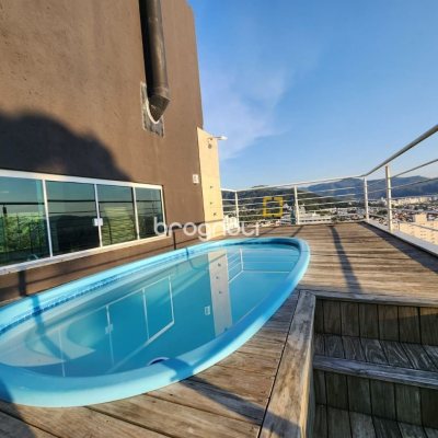 Casa com 264m², 4 quartos (sendo 1 suíte), 4 garagens, no bairro Itacorubi em Florianópolis