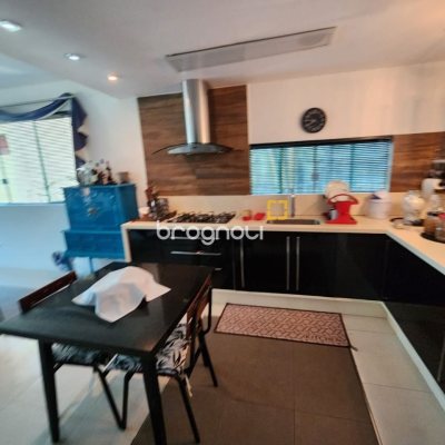 Casa com 264m², 4 quartos (sendo 1 suíte), 4 garagens, no bairro Itacorubi em Florianópolis
