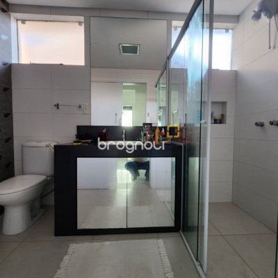 Casa com 264m², 4 quartos (sendo 1 suíte), 4 garagens, no bairro Itacorubi em Florianópolis