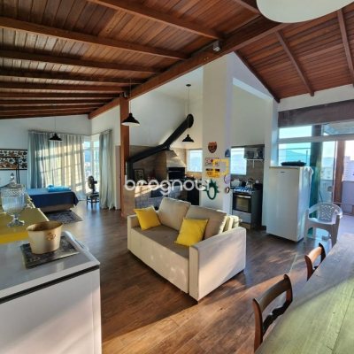 Casa com 264m², 4 quartos (sendo 1 suíte), 4 garagens, no bairro Itacorubi em Florianópolis