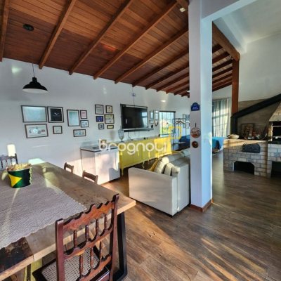 Casa com 264m², 4 quartos (sendo 1 suíte), 4 garagens, no bairro Itacorubi em Florianópolis
