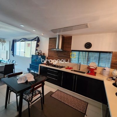 Casa com 264m², 4 quartos (sendo 1 suíte), 4 garagens, no bairro Itacorubi em Florianópolis