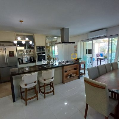Cobertura com 237m², 3 quartos (sendo 3 suítes), 1 garagem, no bairro Açores em Florianópolis