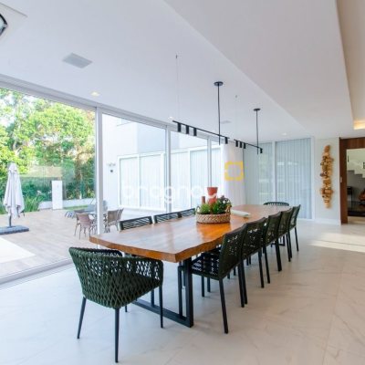 Casa de Condomínio com 942m², 6 quartos (sendo 5 suítes), 4 garagens, no bairro Cacupé em Florianópolis