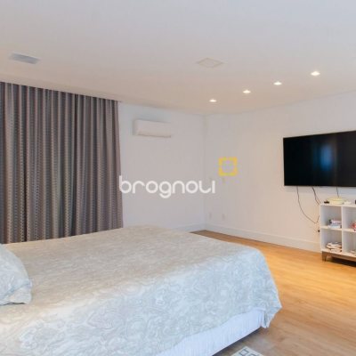 Casa de Condomínio com 942m², 6 quartos (sendo 5 suítes), 4 garagens, no bairro Cacupé em Florianópolis