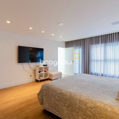Casa de Condomínio com 942m², 6 quartos (sendo 5 suítes), 4 garagens, no bairro Cacupé em Florianópolis