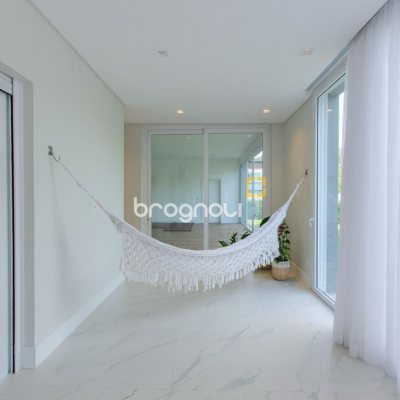 Casa de Condomínio com 942m², 6 quartos (sendo 5 suítes), 4 garagens, no bairro Cacupé em Florianópolis