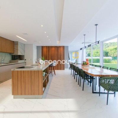 Casa de Condomínio com 942m², 6 quartos (sendo 5 suítes), 4 garagens, no bairro Cacupé em Florianópolis