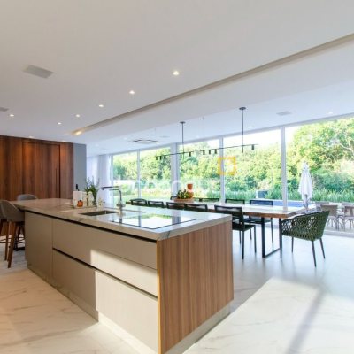 Casa de Condomínio com 942m², 6 quartos (sendo 5 suítes), 4 garagens, no bairro Cacupé em Florianópolis