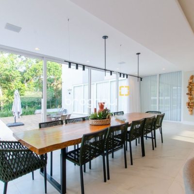 Casa de Condomínio com 942m², 6 quartos (sendo 5 suítes), 4 garagens, no bairro Cacupé em Florianópolis