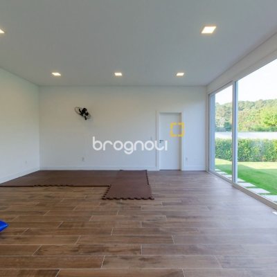 Casa de Condomínio com 942m², 6 quartos (sendo 5 suítes), 4 garagens, no bairro Cacupé em Florianópolis