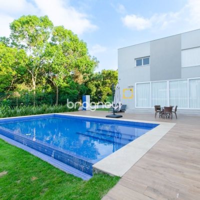 Casa de Condomínio com 942m², 6 quartos (sendo 5 suítes), 4 garagens, no bairro Cacupé em Florianópolis