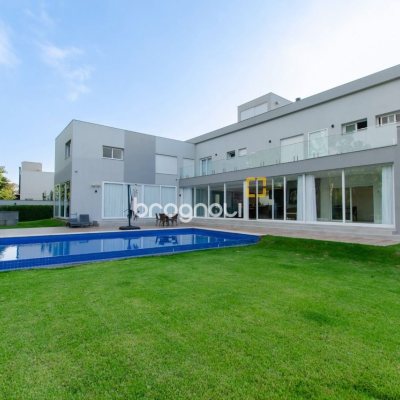Casa de Condomínio com 942m², 6 quartos (sendo 5 suítes), 4 garagens, no bairro Cacupé em Florianópolis