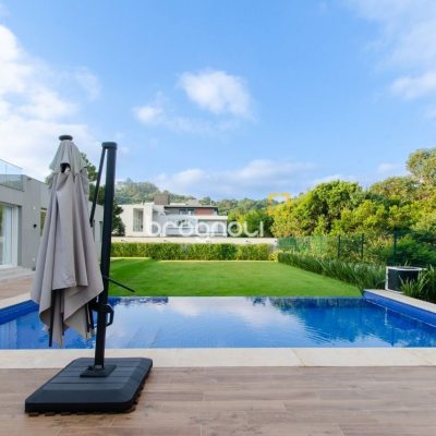 Casa de Condomínio com 942m², 6 quartos (sendo 5 suítes), 4 garagens, no bairro Cacupé em Florianópolis