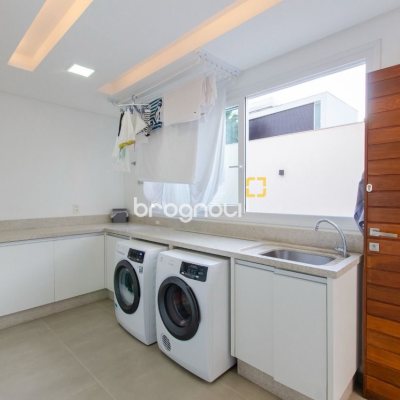 Casa de Condomínio com 942m², 6 quartos (sendo 5 suítes), 4 garagens, no bairro Cacupé em Florianópolis