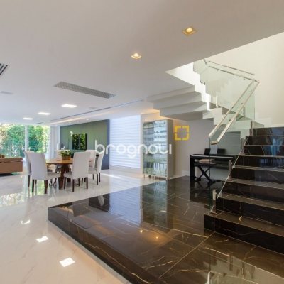 Casa de Condomínio com 942m², 6 quartos (sendo 5 suítes), 4 garagens, no bairro Cacupé em Florianópolis