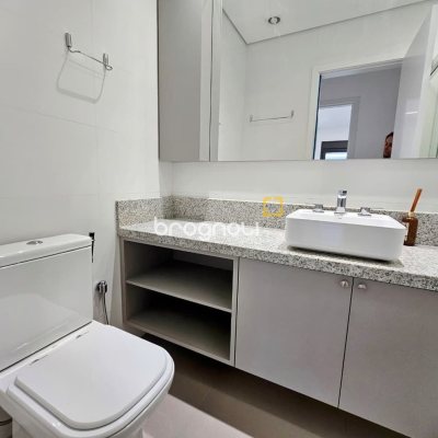Apartamento com 119m², 2 quartos (sendo 1 suíte), 2 garagens, no bairro Morro das Pedras em Florianópolis