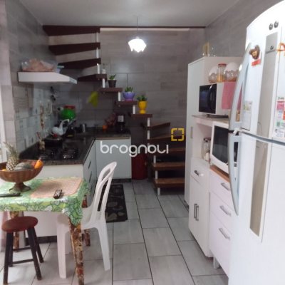 Casa com 100m², 2 quartos (sendo 1 suíte), 1 garagem, no bairro Rio Tavares em Florianópolis