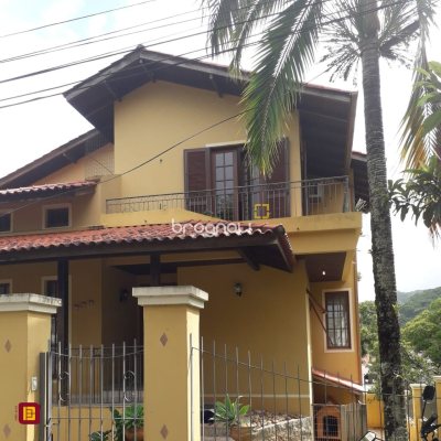 Casa com 430m², 4 quartos (sendo 1 suíte), 4 garagens, no bairro Lagoa da Conceição em Florianópolis