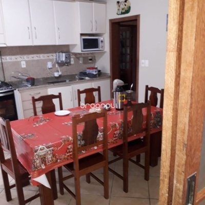 Casa com 430m², 4 quartos (sendo 1 suíte), 4 garagens, no bairro Lagoa da Conceição em Florianópolis