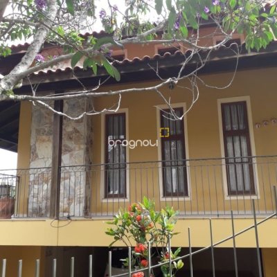 Casa com 430m², 4 quartos (sendo 1 suíte), 4 garagens, no bairro Lagoa da Conceição em Florianópolis
