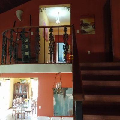 Casa com 430m², 4 quartos (sendo 1 suíte), 4 garagens, no bairro Lagoa da Conceição em Florianópolis