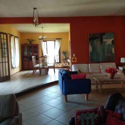 Casa com 430m², 4 quartos (sendo 1 suíte), 4 garagens, no bairro Lagoa da Conceição em Florianópolis