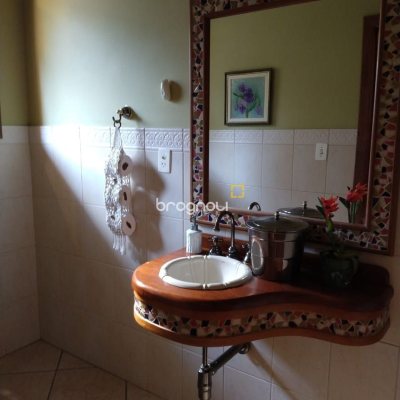 Casa com 430m², 4 quartos (sendo 1 suíte), 4 garagens, no bairro Lagoa da Conceição em Florianópolis