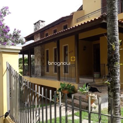 Casa com 430m², 4 quartos (sendo 1 suíte), 4 garagens, no bairro Lagoa da Conceição em Florianópolis