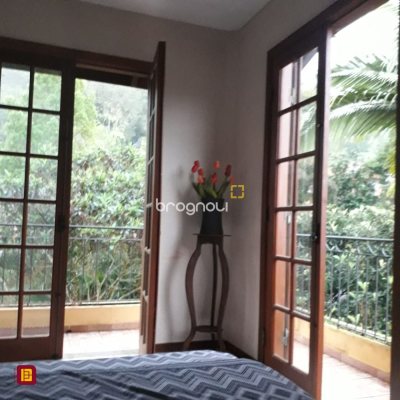 Casa com 430m², 4 quartos (sendo 1 suíte), 4 garagens, no bairro Lagoa da Conceição em Florianópolis