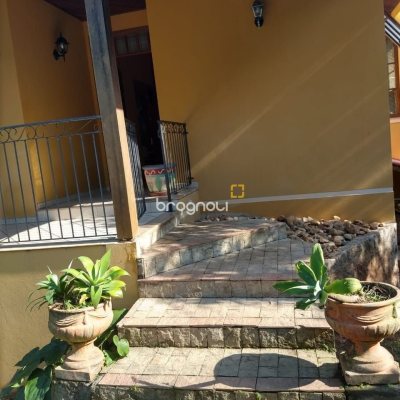 Casa com 430m², 4 quartos (sendo 1 suíte), 4 garagens, no bairro Lagoa da Conceição em Florianópolis