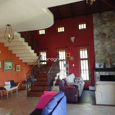 Casa com 430m², 4 quartos (sendo 1 suíte), 4 garagens, no bairro Lagoa da Conceição em Florianópolis