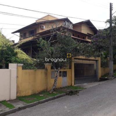 Casa com 430m², 4 quartos (sendo 1 suíte), 4 garagens, no bairro Lagoa da Conceição em Florianópolis