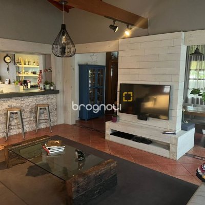 Casa com 250m², 3 quartos (sendo 1 suíte), 2 garagens, no bairro Santo Antônio de Lisboa em Florianópolis