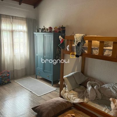 Casa com 250m², 3 quartos (sendo 1 suíte), 2 garagens, no bairro Santo Antônio de Lisboa em Florianópolis