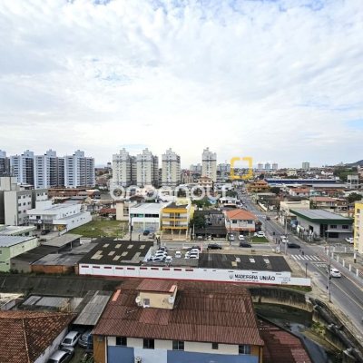Apartamento com 67m², 2 quartos (sendo 1 suíte), 1 garagem, no bairro Areias em São José
