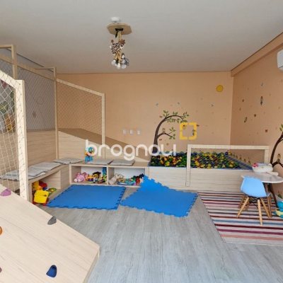 Apartamento com 67m², 2 quartos (sendo 1 suíte), 1 garagem, no bairro Areias em São José