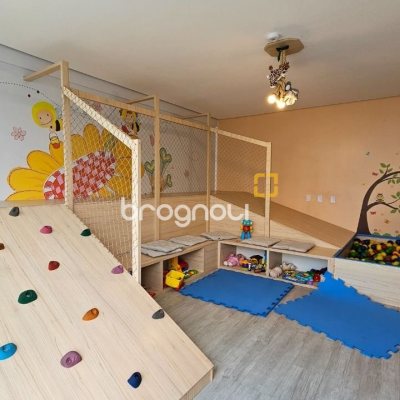 Apartamento com 67m², 2 quartos (sendo 1 suíte), 1 garagem, no bairro Areias em São José