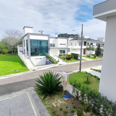 Casa de Condomínio com 267m², 5 quartos (sendo 4 suítes), no bairro Cachoeira do Bom Jesus em Florianópolis