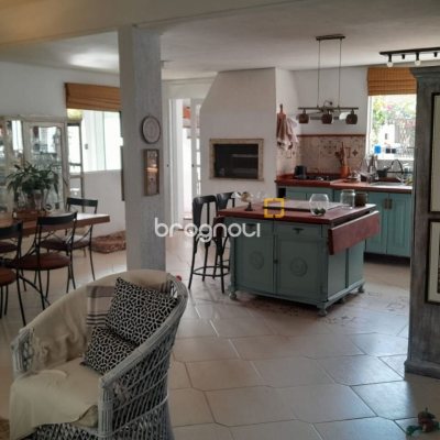 Casa de Condomínio com 267m², 5 quartos (sendo 4 suítes), no bairro Cachoeira do Bom Jesus em Florianópolis