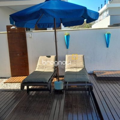 Casa de Condomínio com 267m², 5 quartos (sendo 4 suítes), no bairro Cachoeira do Bom Jesus em Florianópolis