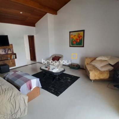Casa de Condomínio com 267m², 5 quartos (sendo 4 suítes), no bairro Cachoeira do Bom Jesus em Florianópolis