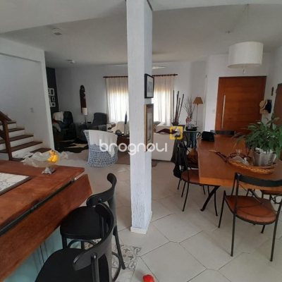 Casa de Condomínio com 267m², 5 quartos (sendo 4 suítes), no bairro Cachoeira do Bom Jesus em Florianópolis