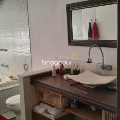 Casa de Condomínio com 267m², 5 quartos (sendo 4 suítes), no bairro Cachoeira do Bom Jesus em Florianópolis