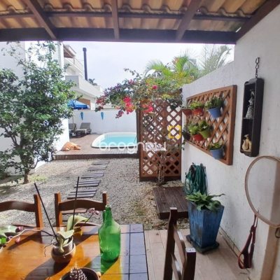 Casa de Condomínio com 267m², 5 quartos (sendo 4 suítes), no bairro Cachoeira do Bom Jesus em Florianópolis